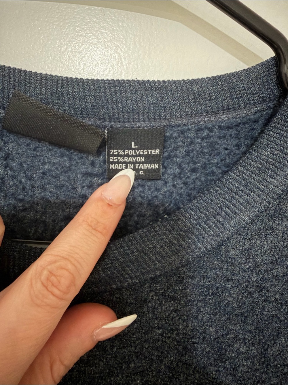 🔥🔥 Classic Crewneck Sweater in Dark Blue ! 🔥🔥 - Picture 5 of 5